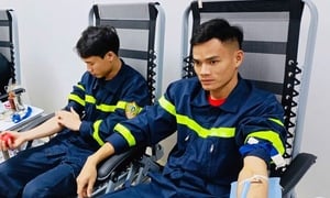Hai chiến sĩ công an hiến máu cứu bệnh nhân qua cơn nguy kịch