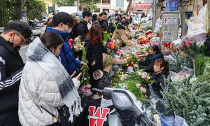 Xếp hàng cả tiếng đồng hồ chờ mua hoa 8/3