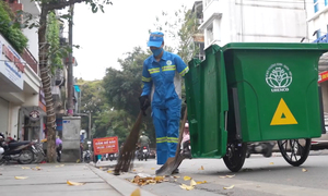 Những bóng hồng thầm lặng làm sạch đường phố 