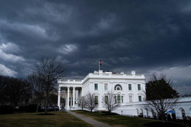 Đối đầu mật vụ, kẻ cầm súng bị bắn bên ngoài Nhà Trắng