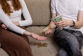 ‘Khổ nhục kế’ moi tiền chồng ki bo