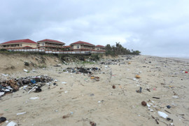 Vì sao rác thải bủa vây vịnh đẹp thế giới Lăng Cô? 