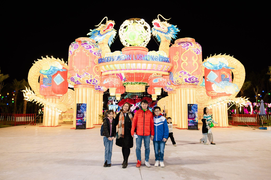 Đông đảo nữ du khách đến Công viên ánh sáng Đồi Rồng tận hưởng ngày 8/3
