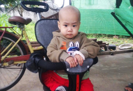 Bé 2 tuổi gào khóc vì ung thư hành hạ, bố nghèo ôm con rời viện về chờ số phận