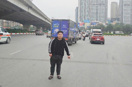 Tạm giữ tài xế limousine 'chở người' trên nắp capo chạy vù vù trên đường