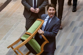 Thủ tướng Canada bê ghế rời khỏi Quốc hội