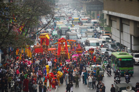 Rồng bay, kiệu quay giữa phố Hà Nội