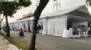 Đã có dịch vụ tiệc cưới, sao phải dựng rạp giữa đường để gây hoạ?