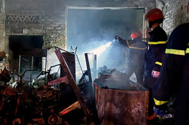 Phá cửa cuốn, cứu bà lão 70 tuổi mắc kẹt trong ngôi nhà bốc cháy