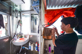 Cảnh sống chật chội, tạm bợ của các hộ dân trong diện di dời khỏi phố cổ Hà Nội