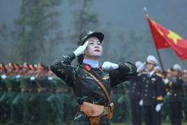 Nữ quân nhân xinh đẹp sải bước kiêu hãnh trong lễ hợp luyện diễu binh 30/4