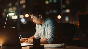 Công ty ép nhân viên tan làm đúng giờ, hết ca là cắt điện, đuổi người