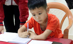 Nghị lực của cậu bé lớp 5 khuyết tật, hát dân ca gây sốt mạng xã hội