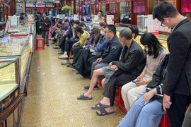 Chỉ được mua tối đa 2 chỉ vàng, người dân vẫn xếp hàng chờ xuyên trưa 