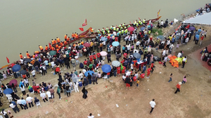 Yên Phong khai mạc Hội thi bơi chải – vật truyền thống