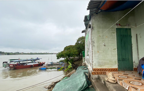Những ngôi nhà 'bám víu' mỏm đất ven sông, nguy cơ bị dòng nước nuốt chửng