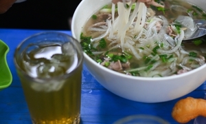 Có nên ăn phở, uống trà đá cùng lúc?