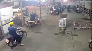 Hỏi vé qua phà, nhân viên bị khách lạ chém trọng thương