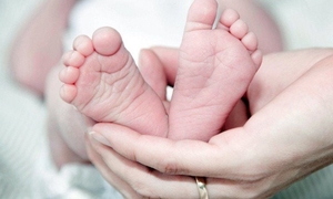 Mẹ vỡ ối ở tuần 21, thai nhi sa một chân ra ngoài