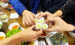 Uống 5 chén rượu mạnh, bao lâu nồng độ cồn mới về 0?