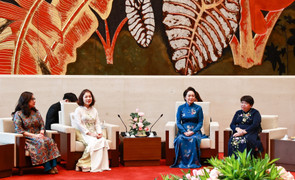 Phu nhân Chủ tịch Quốc hội cùng các nhà ngoại giao nữ thưởng trà, xem cổ vật