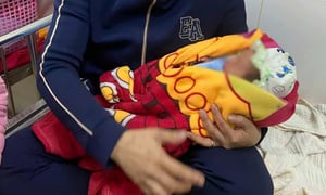 Bé trai sơ sinh bị bỏ rơi trong chòi trông cá giữa trời mưa rét