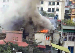 Cháy nhà khu tập thể cũ ở Hà Nội