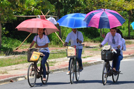 Vừa chạy xe đạp vừa cầm ô bị phạt bao nhiêu tiền?