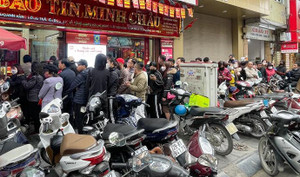 Mở bán được 10 phút, cửa hàng vội thông báo 'hết vàng', khách tiu nghỉu ra về