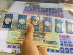 Hốt hoảng cả tháng lương không mua nổi 1 chỉ vàng 