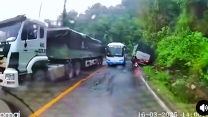 Xử lý tài xế xe khách vượt ẩu trên đèo Bảo Lộc khiến xe tải lao xuống mương
