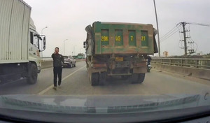 Xác minh tài xế xe tải đánh võng, chèn ép ô tô con trên cầu vượt ở Hà Nội
