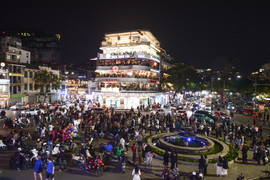 Check-in chia tay 'Hàm cá mập'