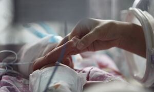 Sinh đôi bằng phương pháp thụ tinh nhưng một bé không cùng huyết thống với cha