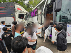 Xe tải tông xe khách trên đèo ở Khánh Hòa, 7 người bị thương