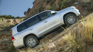 Đỗ xe ô tô trên dốc không chèn bánh bị phạt bao nhiêu tiền?