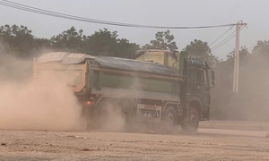 Tỉnh lộ huyết mạch ở Huế mờ trong bụi do đoàn xe chở đất thải dự án cao tốc