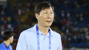 HLV Kim Sang-sik nổi giận khi học trò chuyền hỏng vô duyên