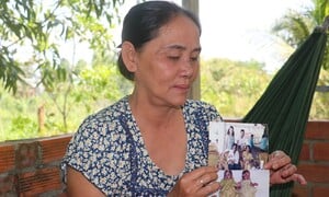Mẹ Việt gặp lại con gái Pháp sau 27 năm xa cách, nói lời ruột gan