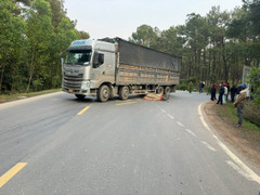 Đi xe máy kẹp ba va chạm với xe tải, một học sinh tử vong