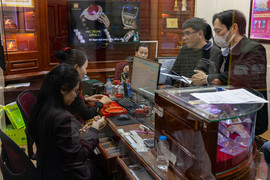 Khách bán 55 chỉ vàng khi giá giảm mạnh, cửa hàng phải 'mua chịu'