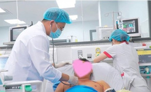 Cứu tài xế ngưng tim trên vô lăng