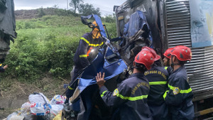 Tông vào đuôi xe tải, tài xế và phụ xe ở Phú Yên chết tại chỗ