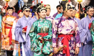 Biển người mặc trang phục truyền thống dự concert 'Anh trai vượt ngàn chông gai'