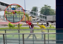 Bảo vệ Metro số 1 cầm ghế 'đấu võ' với tài xế công nghệ gây náo loạn đường phố