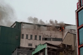 Cháy ngùn ngụt trên tầng tum ngôi nhà ở phố Bạch Mai, Hà Nội