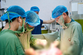 Lần đầu làm mẹ ở tuổi 54