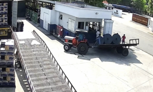 Xe kéo cua vào cổng công ty, 3 cuộn vải rơi đè tử vong bảo vệ