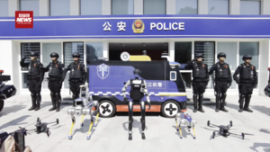 Robot hình người mặc đồng phục cảnh sát, xuất hiện trên phố Trung Quốc