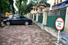 Ô tô đỗ trước cổng cơ quan Nhà nước bị phạt bao nhiêu tiền?